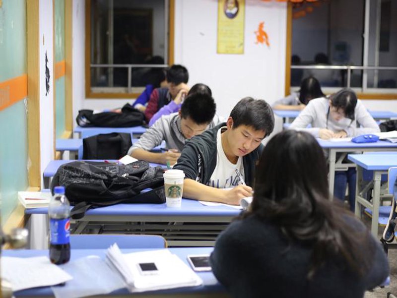 课外辅导：构建知识的桥梁